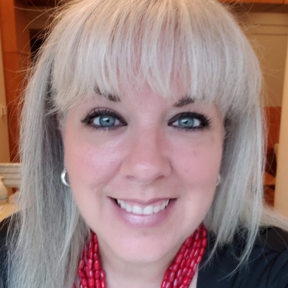 Meet your Posher, Kristine - Picture 1 of 8